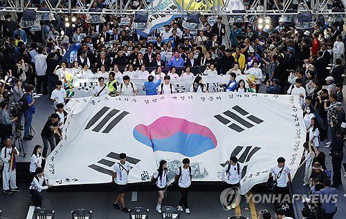 1980년 5월 그날처럼(광주=연합뉴스) 천정인 기자 = 17일 오후 광주 동구 금남로에서 5·18 민주화운동 44주년 전야제 민주평화 대행진이 열리고 있다. 2024.5.17 [공동 취재] iny@yna.co.kr