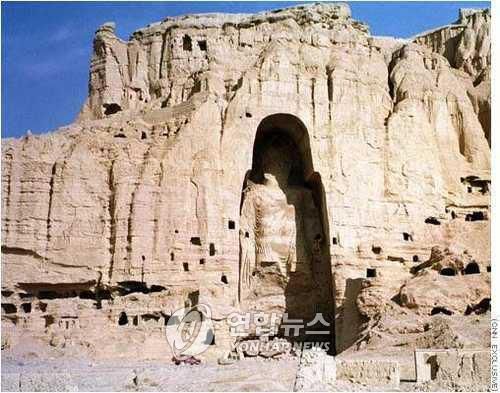 2001년 탈레반이 바미안 석불을 완전히 파손하기 전 모습[연합뉴스 자료사진]