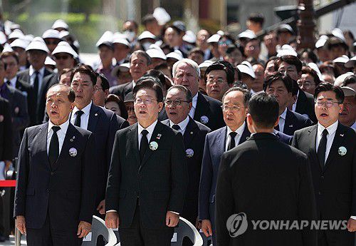 5·18민주화운동 기념식 참석한 여야 대표들(광주=연합뉴스) 진성철 기자 = 국민의힘 황우여 비상대책위원장(왼쪽부터), 더불어민주당 이재명 대표, 국민의힘 추경호 원내대표, 더불어민주당 박찬대 원내대표가 18일 광주시 북구 국립5·18민주묘지에서 열린 제44주년 5·18민주화운동 기념식에서 애국가를 부르고 있다.   2024.5.18  [대통령실통신사진기자단] zjin@yna.co.kr