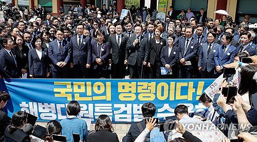 기자 회견하는 민주당(광주=연합뉴스) 천정인 기자 = 더불어민주당 이재명 대표가 18일 광주 북구 국립 5·18 민주묘지에서 5·18 민주화운동 제44주년 기념식을 마친 후 기자회견을 하고 있다. 2024.5.18 [공동취재] iny@yna.co.kr