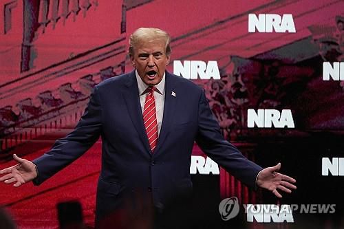 18일(현지시간) 댈러스에서 열린 전미총기협회 연례회의 참석한 트럼프[로이터=연합뉴스]