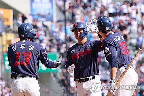 김민성 동점 2점 홈런(서울=연합뉴스) 신현우 기자 = 19일 서울 잠실야구장에서 열린 2024 신한 SOL뱅크 KBO리그 롯데 자이언츠와 두산 베어스의 경기. 7회초 무사 2루 롯데 김민성이 동점 2점 홈런을 친 뒤 2루 주자 장두성, 다음 타석을 기다리는 나승엽과 기뻐하고 있다. 2024.5.19 nowwego@yna.co.kr