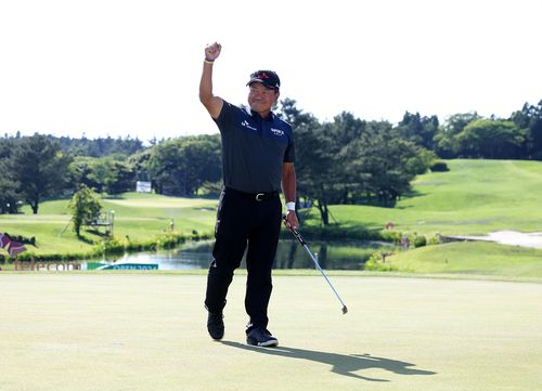 우승 퍼트를 넣고 주먹을 불끈 쥔 최경주.[KPGA 제공. 재판매 및 DB 금지]