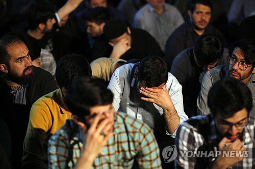 19일(현지시간) 저녁 테헤란의 한 광장에 모인 군중이 라이시 대통령을 위해 기도하는 모습.[EPA 연합뉴스 자료사진. 재판매 및 DB 금지]