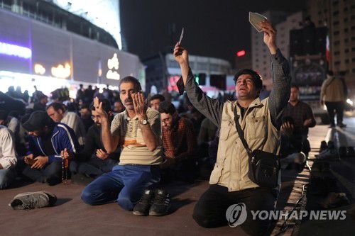 라이시 대통령 생환 기원하는 이란인들(테헤란 로이터=연합뉴스) 19일(현지시간) 이란 테헤란에서 시민들이 헬기 추락 사고로 실종된 에브라힘 라이시 이란 대통령의 무사 생환을 기원하며 기도하고 있다. 이날 이란 내무부는 라이시 대통령과 호세인 아미르압돌라히안 외무장관 등이 탑승한 헬기가 산악 지대에 추락했다고 밝혔다. 2024.05.20 passion@yna.co.kr