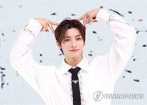 넥스지의 맏형 유우(서울=연합뉴스) 이재희 기자 = 신인 보이그룹 넥스지(NEXZ)의 유우가 20일 오후 서울 광진구 예스24라이브홀에서 열린 첫 번째 싱글 '라이드 더 바이브' 발표회에서 포즈를 취하고 있다. 넥스지는 지난해 JYP와 일본 소니뮤직의 합동 오디션 프로그램 '니지 프로젝트' 시즌2를 통해 탄생했다. 2024.5.20 scape@yna.co.kr