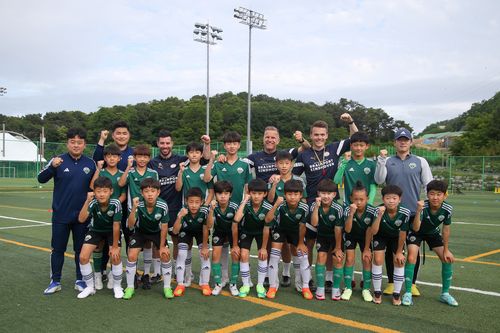 지난해 방한해 전북 유스팀 훈련 진행하던 에인트호번 유스팀 코치진[전북 현대 제공. 재판매 및 DB 금지]