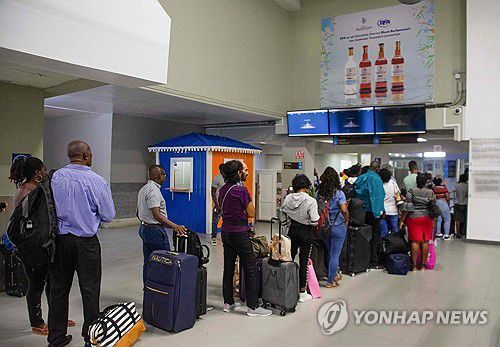 공항 운영 재개된 아이티 포르토프랭스 공항(포르토프랭스 AFP=연합뉴스) 20일(현지시간) 아이티 포르토프랭스 투생 루베르튀르 국제공항에서 여행객들이 줄을 서고 있다. 2024.5.21