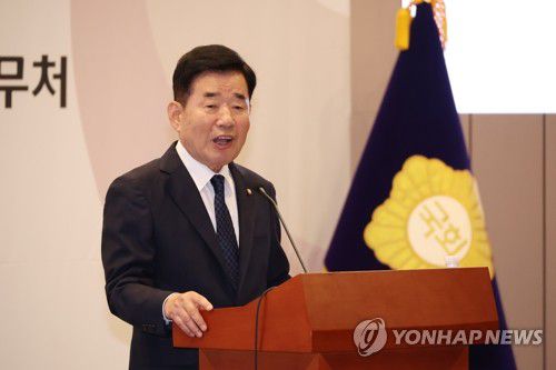 환영사 하는 김진표 국회의장(서울=연합뉴스) 신준희 기자 = 김진표 국회의장이 21일 서울 영등포구 국회박물관에서 열린 제22대 국회 초선의원 의정연찬회에서 환영사를 하고 있다. 2024.5.21 hama@yna.co.kr