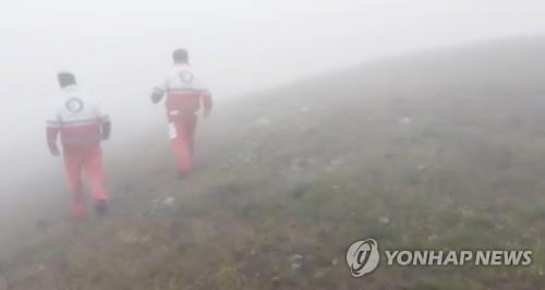 안개 자욱한 이란 헬기 추락사고 현장(바르즈건 로이터=연합뉴스) 지난 19일(현지시간) 에브라힘 라이시 이란 대통령이 탄 헬기 추락 사고 현장인 이란 동아제르바이잔주 중부 바르즈건 지역에 출동한 구조대원들이 자욱한 안개 속에서 수색작업을 벌이는 모습. 라이시 대통령과 호세인 아미르압돌라히안 외무장관 등이 탑승한 헬기가 추락해 탑승자 전원이 숨졌다.