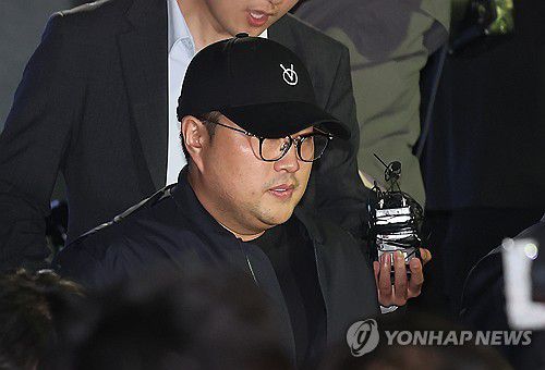조사 마친 김호중 차량으로(서울=연합뉴스) 신현우 기자 = '음주 뺑소니' 혐의를 받는 트로트 가수 김호중이 21일 오후 서울 강남경찰서에서 조사를 마친 뒤 차량으로 이동하고 있다. 2024.5.21 [공동취재] nowwego@yna.co.kr
