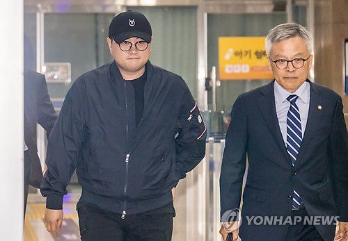 경찰 조사 마친 '음주 뺑소니' 혐의 김호중(서울=연합뉴스) 신현우 기자 = '음주 뺑소니' 혐의를 받는 트로트 가수 김호중이 21일 오후 서울 강남경찰서에서 조사를 마친 뒤 귀가하고 있다. 2024.5.21 [공동취재] nowwego@yna.co.kr