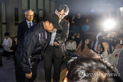 경찰 조사 마친 '음주 뺑소니' 혐의 김호중(서울=연합뉴스) 신현우 기자 = '음주 뺑소니' 혐의를 받는 트로트 가수 김호중이 21일 오후 서울 강남경찰서에서 조사를 마친 뒤 귀가하고 있다. 2024.5.21 [공동취재] nowwego@yna.co.kr
