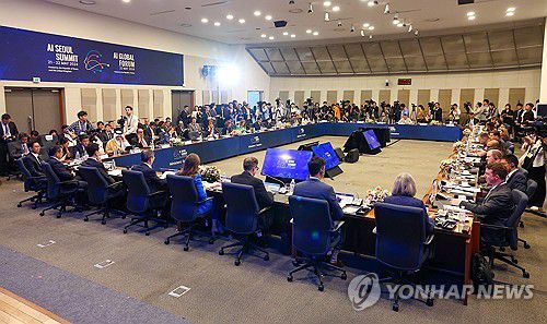 AI 미래를 위해 한자리에 모인 각국 대표와 기업 관계자들(서울=연합뉴스) 김도훈 기자 = 22일 오후 서울 성북구 한국과학기술연구원(KIST)에서 'AI 서울 정상회의' 장관 세션이 진행되고 있다. 2024.5.22 superdoo82@yna.co.kr