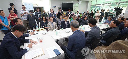 원폭 피해자 만난 조국 대표(합천=연합뉴스) 김동민 기자 = 조국 조국혁신당 대표가 22일 오후 경남 합천군 합천읍 합천 원폭 자료관을 방문, 원폭 피해자의 발언을 메모하고 있다. 2024.5.22 image@yna.co.kr