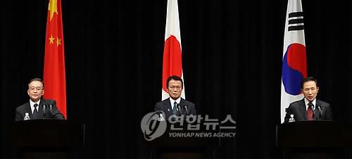 지난 2008년 1차 한일중 정상회의에서 기자회견 하는 3국 정상 이명박(오른쪽) 대통령과 중국 원자바오(왼쪽) 총리, 일본 아소 다로 총리가 2008년 12월 13일 오후 후쿠오카 큐슈박물관에서 3국 정상회담을 마친 뒤 기자회견을 하고 있다. [연합뉴스 자료사진]