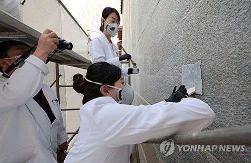 스프레이 낙서 경복궁 담장, 추가 보존 처리(서울=연합뉴스) 김인철 기자 = 18일 서울 종로구 경복궁 영추문에서 지난해 말 스프레이 낙서로 훼손된 궁궐 담장에 2차 보존 처리 작업이 진행되고 있다. 2024.4.18 yatoya@yna.co.kr