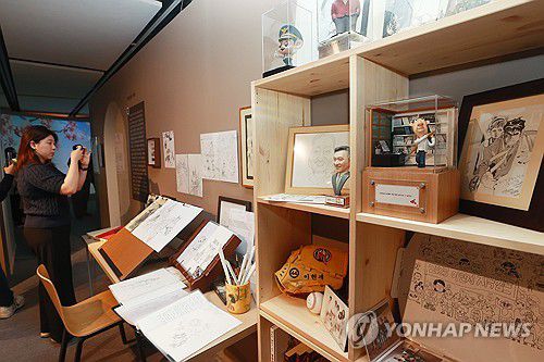 'K-웹툰의 전설' 이현세 특별전(서울=연합뉴스) 진연수 기자 = 9일 오전 서울 서초구 국립중앙도서관에서 열린 '이현세의 길: K-웹툰 시작의 전설 특별전' 기자설명회에서 참석자들이 이현세 작가의 화판과 콘티용 독서대 등 소장품을 살펴보고 있다. 2024.5.9 jin90@yna.co.kr