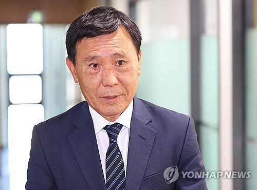 '물병투척' 상벌위원회 출석한 전달수 대표(서울=연합뉴스) 김도훈 기자 = 인천유나이티드 전달수 대표이사가 16일 오후 서울 종로구 한국프로축구연맹에서 열린 '물병 투척' 사건 관련 상벌위원회에 출석, 대기 장소로 향하고 있다.     이날 연맹은 지난 11일 인천에서 열린 인천과 서울의 경기에서 발생한 물병투척 사건과 관련해 상벌위원회를 진행했다. 2024.5.16 superdoo82@yna.co.kr