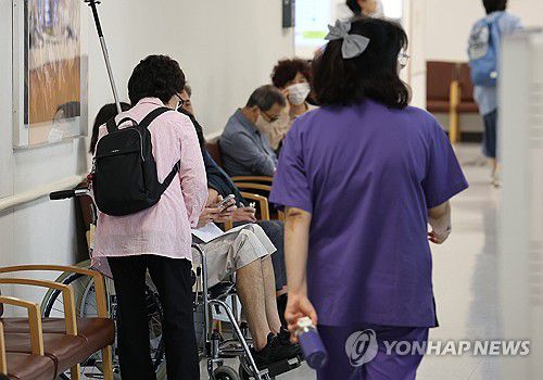 여전히 평행선 그리는 의정갈등(서울=연합뉴스) 서대연 기자 = 정부의 의대증원안에 반대하는 전공의들이 의료현장을 이탈한 지 3개월째인 20일 오전 서울 시내 한 대학병원에서 환자 및 의료 관계자 등이 이동하고 있다.      의료계가 여전히 의대 증원안의 전면 백지화를 촉구하고 있는 가운데 정부는 2025학년도 의대 입학전형 시행계획을 조속히 마무리 짓겠다고 밝혔다. 2024.5.20 dwise@yna.co.kr
