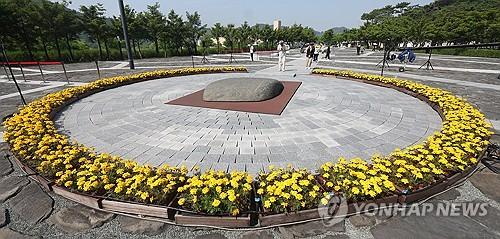 봉하마을 참배(김해=연합뉴스) 김동민 기자 = 노무현 전 대통령 서거 15주기 추도식이 열리는 23일 오전 시민이 경남 김해시 진영읍 봉하마을 노 전 대통령 묘역에서 참배하고 있다. 2024.5.23