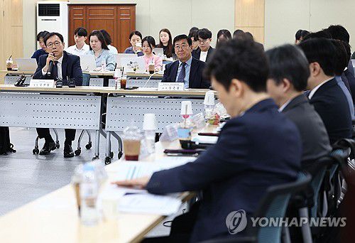 계속되는 전세사기특별법 토론회(서울=연합뉴스) 류영석 기자 = 23일 오후 서울 한국부동산원 서울강남지사에서 열린 '전세사기특별법' 개정안에 대한 종합토론회에서 국토교통부 김규철 실장이 인사말을 하고 있다. 2024.5.23 ondol@yna.co.kr