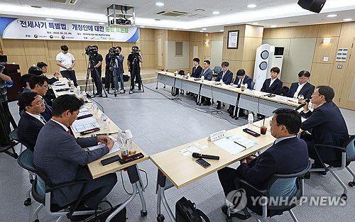 전세사기특별법 개정안에 대한 종합토론회(서울=연합뉴스) 류영석 기자 = 23일 오후 서울 한국부동산원 서울강남지사에서 열린 '전세사기특별법' 개정안에 대한 종합토론회에서 국토교통부 김규철 실장이 인사말을 하고 있다. 2024.5.23 ondol@yna.co.kr
