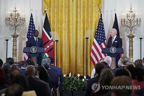 케냐 대통령과 공동 기자회견하는 바이든 미 대통령[워싱턴 AP=연합뉴스. 재판매 및 DB 금지]