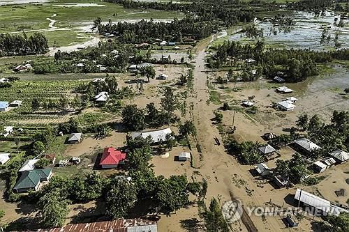 홍수로 잠긴 케냐 키수무 지역 옴바카 마을[AP 연합뉴스 자료사진. 재판매 및 DB 금지]