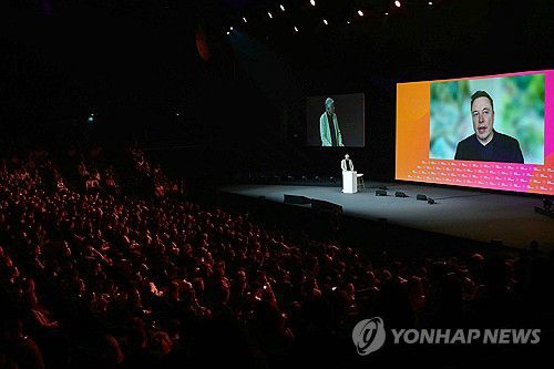 23일(현지시간) 프랑스 파리에서 열린 '비바 테크놀로지' 행사에 화상으로 참여한 일론 머스크[AFP=연합뉴스. 재판매 및 DB 금지]