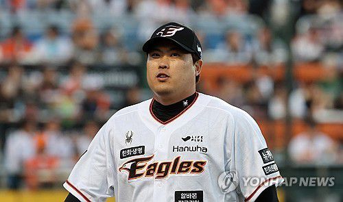 류현진 가벼운 미소(대전=연합뉴스) 김준범 기자 = 14일 대전 한화생명이글스파크에서 열린 프로야구 NC 다이노스와 한화 이글스의 경기. 3회말 NC 타선을 무실점으로 막아낸 한화 류현진이 옅은 미소를 보이고 있다. 2024.5.14 psykims@yna.co.kr