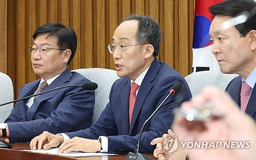 원내대책회의서 발언하는 추경호 원내대표(서울=연합뉴스) 김주형 기자 = 국민의힘 추경호 원내대표(가운데)가 24일 오전 국회에서 열린 원내대책회의에서 발언하고 있다. 2024.5.24 kjhpress@yna.co.kr