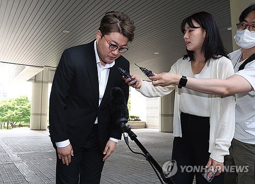 고개 숙인 가수 김호중(서울=연합뉴스) 김도훈 기자 = '음주 뺑소니' 혐의를 받는 가수 김호중이 24일 구속 전 피의자 심문(영장실질심사)를 위해 서울 서초구 서울중앙지법에 출석하며 고개를 숙이고 있다. 2024.5.24 [공동취재] superdoo82@yna.co.kr