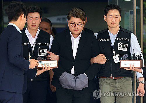 포승줄 묶인 채 호송차 향하는 김호중(서울=연합뉴스) 김도훈 기자 = '음주 운전 뺑소니' 혐의를 받는 가수 김호중이 24일 오후 구속 전 피의자 심문(영장실질심사)을 마친 뒤 서울 서초구 서울중앙지법에서 나와 호송차로 향하고 있다. 2024.5.24 superdoo82@yna.co.kr