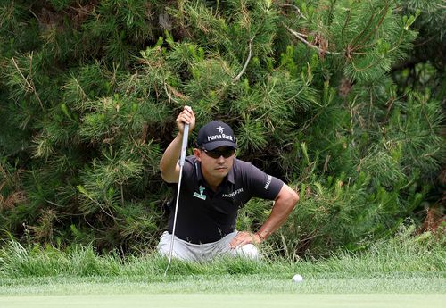 퍼팅 라인을 살피는 한승수[KPGA 제공. 재판매 및 DB 금지]