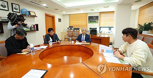 프로축구연맹, '물병 투척' 관련 상벌위원회 개최(서울=연합뉴스) 김도훈 기자 = 16일 오후 서울 종로구 한국프로축구연맹에서 열린 '물병 투척' 사건 관련 상벌위원회에서 조남돈 상벌위원장을 비롯한 상벌위원들이 본격적인 회의를 앞두고 이야기를 나누고 있다.      왼쪽부터 전경준·박순규 상벌위원, 조남돈 상벌위원장, 이근호 상벌위원.     이날 연맹은 지난 11일 인천에서 열린 인천과 서울의 경기에서 발생한 물병투척 사건과 관련해 상벌위원회를 진행했다.      한편 FC서울의 운영 주체인 GS스포츠는 골키퍼 백종범은 팀훈련을 사유로 상벌위원회 불출석을 한다고 통보했다. 2024.5.16 superdoo82@yna.co.kr