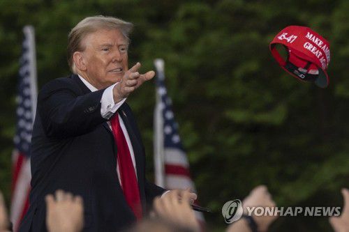 유세 도중 모자 던지는 트럼프 전 미국 대통령(뉴욕 AP=연합뉴스) 미국 공화당 대선후보인 도널드 트럼프 전 대통령이 23일(현지시간) 뉴욕 브롱스의 크로토나 공원에서 유세하며 'MAGA'라고 적힌 모자를 던지고 있다. 트럼프는 전날 공개된 블룸버그통신 여론조사에서 대선 경합주 7곳 가운데 5곳에서 경쟁자인 조 바이든 대통령을 앞서는 것으로 나타났다. 2024.05.24 passion@yna.co.kr