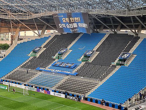 텅 빈 인천 유나이티드 홈 응원석(인천=연합뉴스) 이의진 기자 = 25일 오후 인천 유나이티드와 광주FC의 경기가 열린 인천축구전용경기장의 홈 응원석이 텅 비어 있다. 2024.5.25 pual07@yna.co.kr