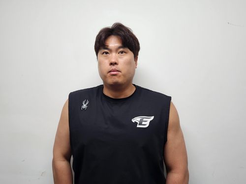 인터뷰하는 류현진(인천=연합뉴스) 하남직 기자 = 한화 류현진이 26일 인천 SSG랜더스필드에서 취재진과 인터뷰하고 있다.