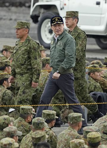 일본 후지종합화력연습을 시찰한 기하라 미노루 방위상   (도쿄 교도=연합뉴스) 26일 일본 최대의 화력 훈련인 '후지종합화력연습'을 시찰하러 온 기하라 미노루 방위상의 모습. 2024.5.26. evan@yna.co.kr [DB화 및 재배포 금지]