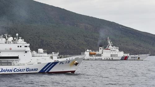 지난 4월 센카쿠 열도에서 나란히 항해하는 중국과 일본 선박  (나하 교도=연합뉴스) 중국과 일본이 영유권 분쟁을 벌이고 있는 센카쿠 열도 해역에서 지난 4월 27일 일본 해상보안청 선박(왼쪽)과 중국 해경국 선박이 나란히 항해하고 있다.