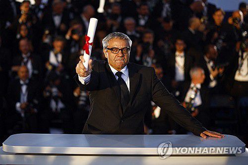 제77회 칸국제영화제에서 특별 각본상 받은 모하마드 라술로프 감독[로이터=연합뉴스]