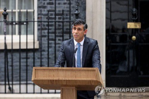 조기 총선 계획 발표하는 英 총리(런던 신화=연합뉴스) 리시 수낵 영국 총리가 22일(현지시간) 런던 다우닝가 10번지 앞에서 조기 총선 계획을 발표하고 있다. 이날 수낵 총리는 총선이 7월 4일 치러질 것이라고 밝혔다. 2024.05.23 passion@yna.co.kr