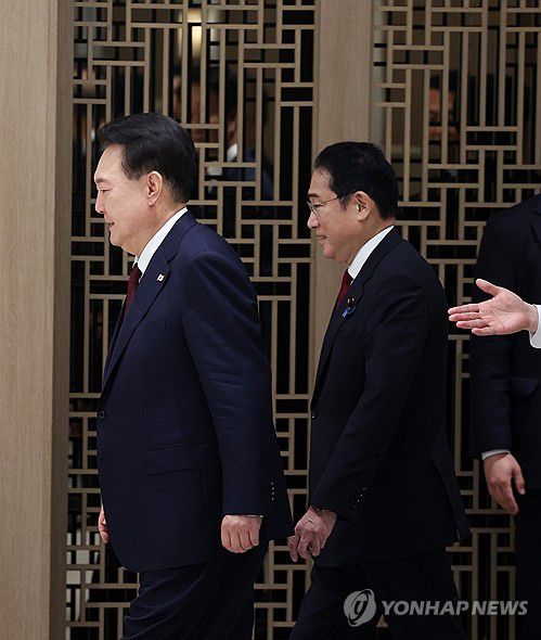 정상회담 입장하는 윤석열 대통령과 기시다 총리(서울=연합뉴스) 진성철 기자 = 윤석열 대통령이 26일 서울 용산 대통령실에서 열린 한일 정상회담에서 기시다 후미오 일본 총리와 입장하고 있다. 2024.5.26 zjin@yna.co.kr