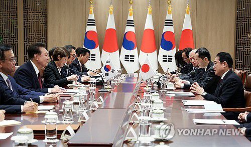 기시다 총리 발언 듣는 윤석열 대통령(서울=연합뉴스) 진성철 기자 = 윤석열 대통령이 26일 서울 용산 대통령실에서 열린 한일 정상회담에서 기시다 후미오 총리의 발언을 듣고 있다. 2024.5.26 zjin@yna.co.kr