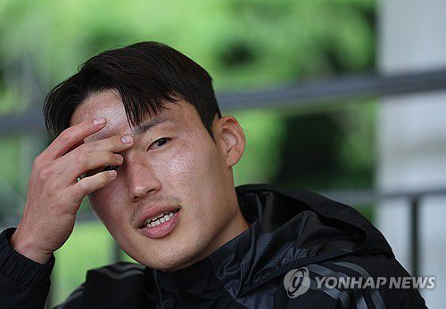 취재진과 인터뷰하는 손준호(서울=연합뉴스) 박동주 기자 = 건융FC 손준호가 26일 오후 서울 강남세곡체육공원에서 열린 K5리그 건융FC와 벽산플레이어스의 경기에 앞서 취재진과 인터뷰하고 있다. 2024.5.26 pdj6635@yna.co.kr