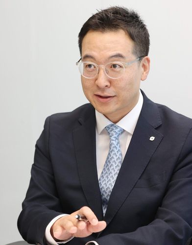 인터뷰하는 백재욱 대신경제연구소 대표(서울=연합뉴스) 이재희 기자 = 백재욱 대신경제연구소 대표가 지난 23일 서울 중구 대신파이낸스센터에서 연합뉴스와 인터뷰를 하고 있다. 2024.05.27 scape@yna.co.kr