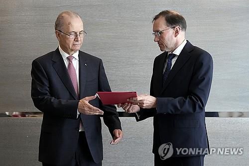 노르웨이, 팔 자치정부 총리에 '독립국가 인정' 외교서류 전달(브뤼셀 AP=연합뉴스) 에스펜 바르트 에이데 노르웨이 외무장관이 26일(현지시간) 벨기에 브뤼셀에서 열린 '팔레스타인에 대한 장관급 국제 파트너 회의' 계기 무함마드 무스타파 팔레스타인 자치정부 신임 총리에게 '국가 인정' 공식 문건을 건네고 있다. 2024.5.26 photo@yna.co.kr [재판매 및 DB 금지]