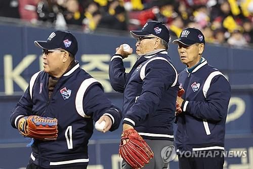 시구하는 김인식, 김응용, 김성근 감독(왼쪽부터)[연합뉴스 자료사진]
