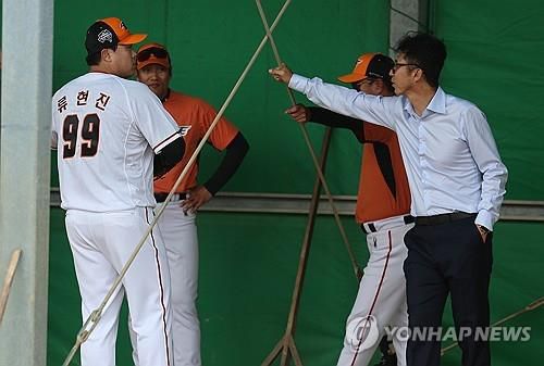 류현진과 대화하는 손혁(오른쪽) 단장[연합뉴스 자료사진]